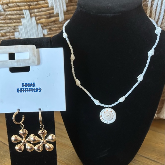 Urban Outfitters Bundle of Seashell necklace Gold flower/power earrings beach - Picture 2 of 7